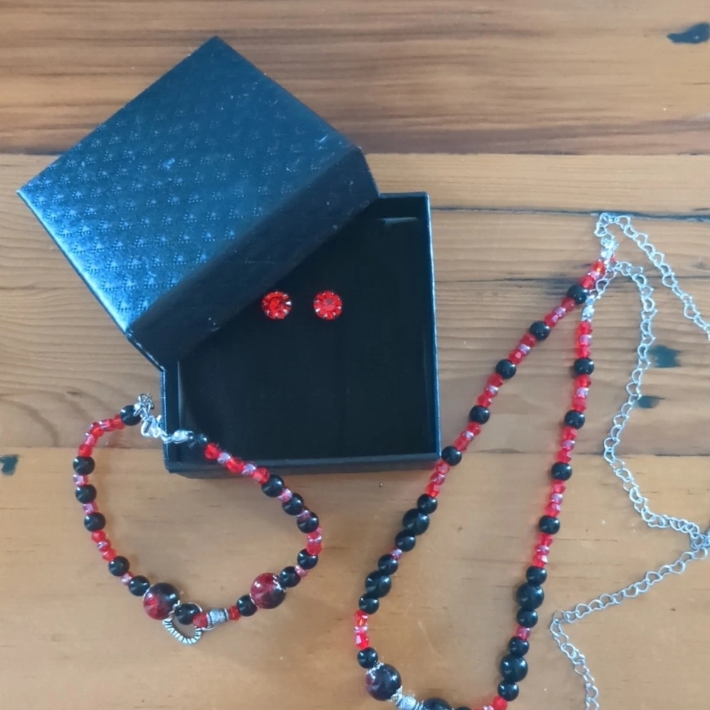 Handmade Chic Red and Black Beaded Necklace Set New